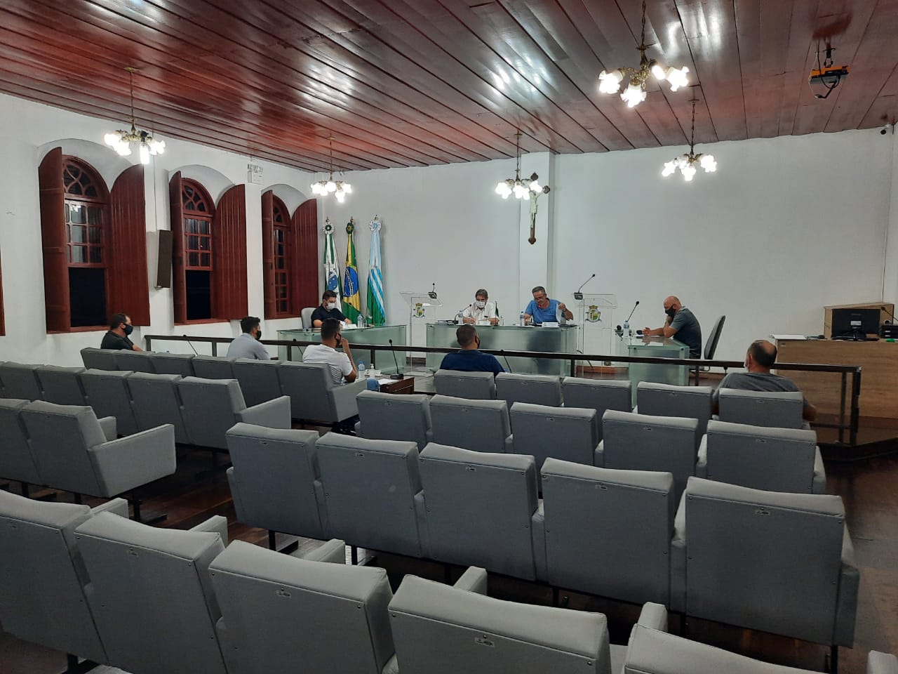 Vereadores reunidos para discussão de medidas a serem adotadas pela Câmara Municipal no combate ao Covid-19